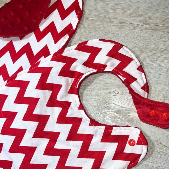 NEW 🪡 Red and White Chevron Bib & Burp Cloth Set - Christmas Gift - Red & White - Picture 3 of 5